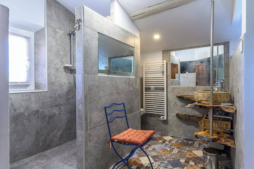 Appartement entier, Appartement Au 2ème Etage Dans Une Batisse Du 19ème Siecle . \nterrasse Au Rdc  . in Venasque, Parc naturel régional du Mont-Ventoux