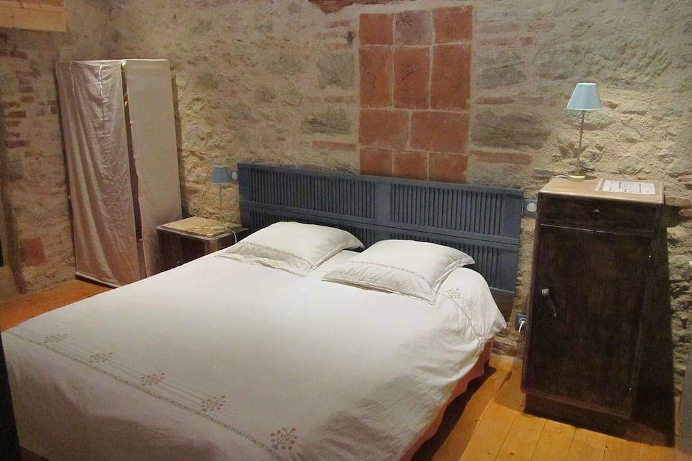 A former coach inn in the Xvii, in the heart of the country cocaine in Lavaur, Région de Castres