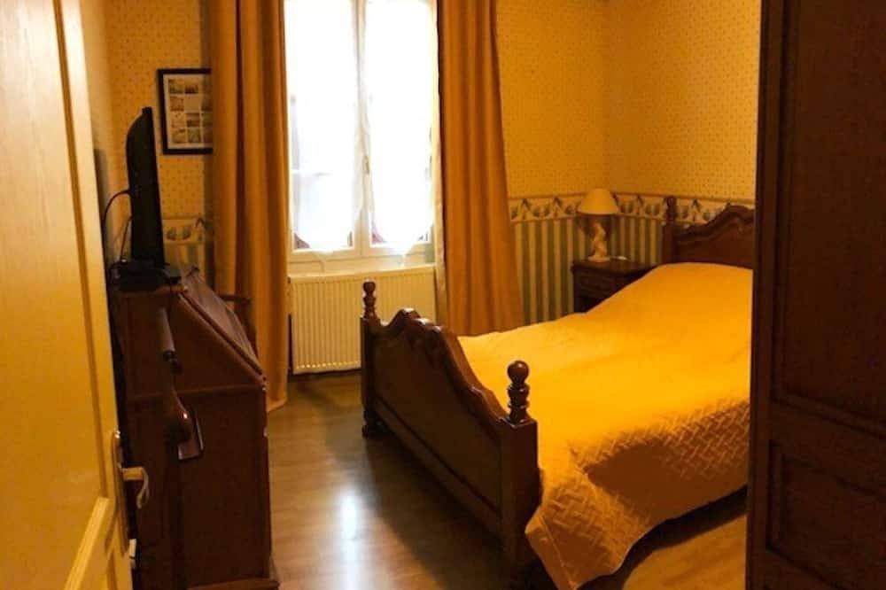 Charming farmhouse renovated in Langres country with very large garden and barn in Haute-Marne