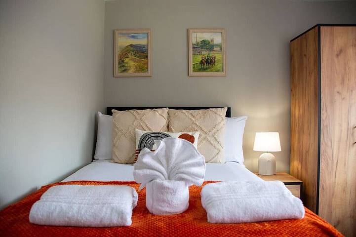 Large House | Racecourse & City in Worcester, Worcestershire