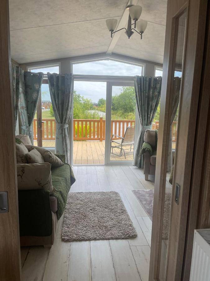 Fern Lodge with Hot Tub in Suffolk