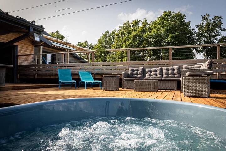 Location de vacances pour 10 personnes, avec jardin et vue ainsi que bassin pour enfant et piscine, animaux acceptés à Anould - 4