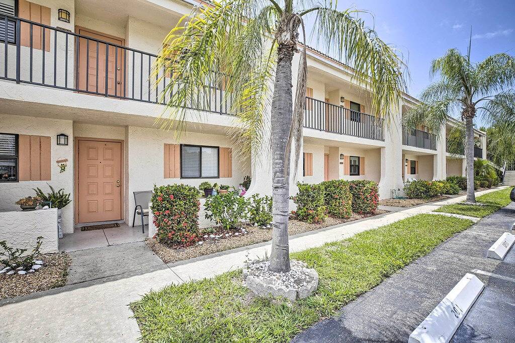 Ganze Wohnung, Cheery Condo with Pool Access: 3 Miles to Beach! in Iona, Southwest Florida