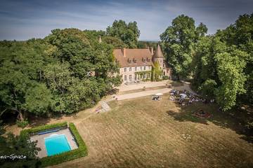 Château pour 15 personnes, avec jardin et piscine dans Allier