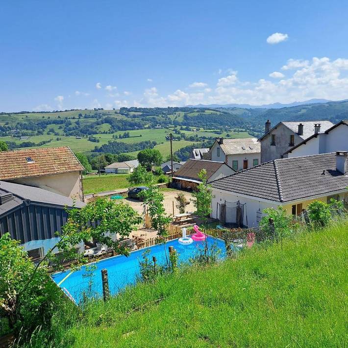 Location de vacances pour 4 personnes, avec Terrasse ainsi que Piscine et Vue dans Saint-Cernin