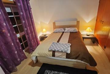 Gîte pour 4 personnes, avec vue ainsi que vue sur le lac et terrasse dans Góis