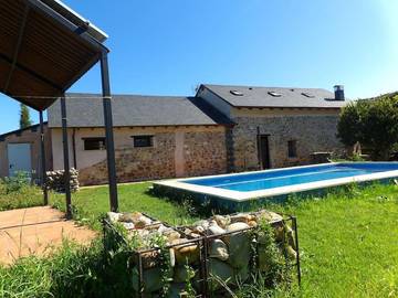 Casa de vacaciones para 6 personas, con jardín y piscina, Se admiten mascotas en El Bierzo