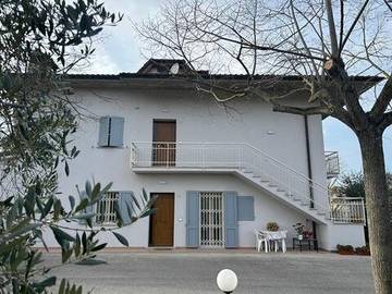 Location de vacances pour 6 personnes, avec jardin et vue à Serrungarina