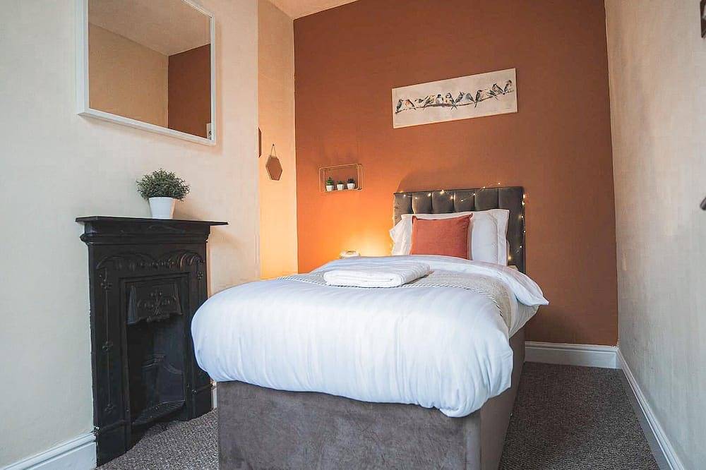 Comfortable 3-bed House in the Heart of Coventry in Coventry, Birmingham Area