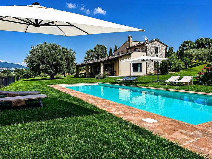 Location de vacances pour 11 personnes, avec jardin ainsi que vue et piscine, animaux acceptés à Calvi dell'Umbria
