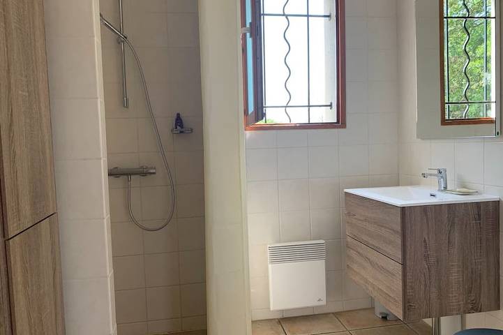 Location de vacances pour 6 personnes, avec Balcon/Terrasse et Terrasse ainsi que Jardin et Piscine à Félines-Minervois - 4