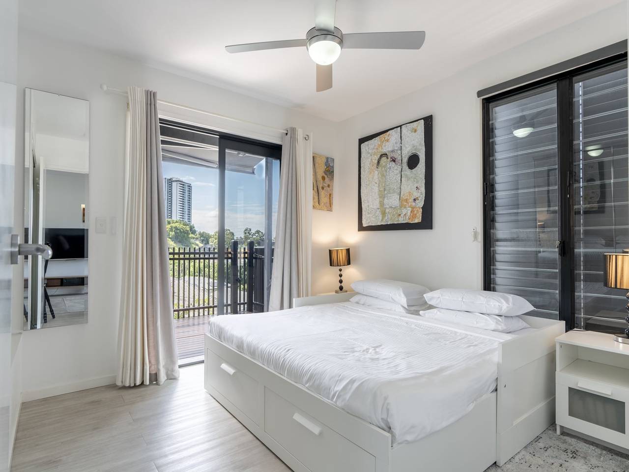 Entire apartment, Sophisticated 2-Bed Home With Alfresco Dining in Bowen Hills, Brisbane