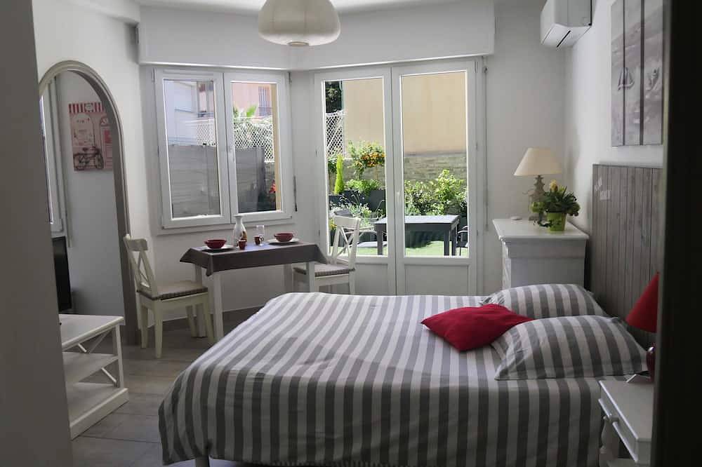 Entire apartment, Bright, air-conditioned studio with garden terrace, in the heart of Cannes in Cannes, Mediterranean Coast (France)