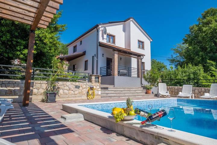 Ferienhaus für 8 Personen, mit Terrasse und Garten sowie Pool und Ausblick