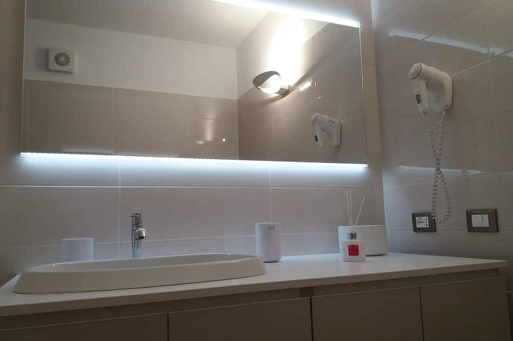 Ganze Wohnung, See Orta - Apartment Seeblick, Strand, Privater Garten (Erdgeschoss) in Crabbia, Comune di Pettenasco