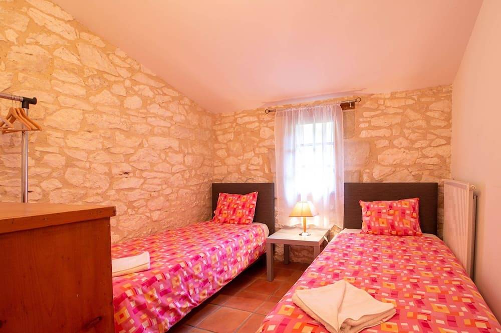 A lovely stone built cottage with stunning pool in Douzains, Villeneuve-sur-Lot und Umgebung