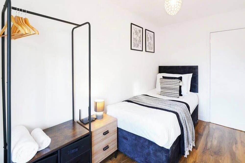 Cozy Family Home | Pet-Friendly, Parking & Netflix in Rushmoor, Hampshire