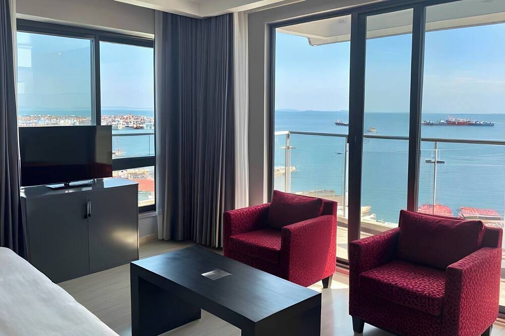 Entire apartment, Spacious 8-bedroom apartment with Wifi, Ac in charming Istanbul in Fatih, Istanbul
