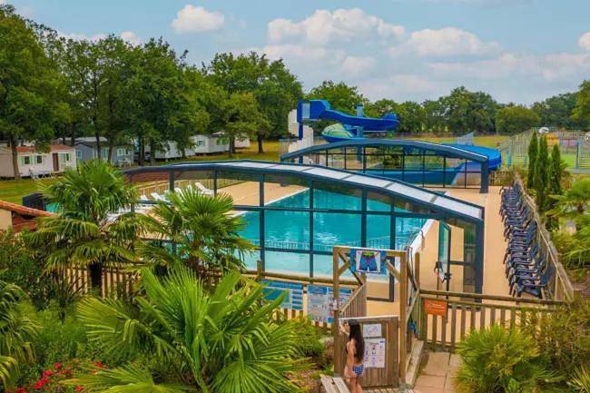 Camping pour 6 personnes, avec Terrasse et Jardin ainsi que Bassin pour enfant et Piscine