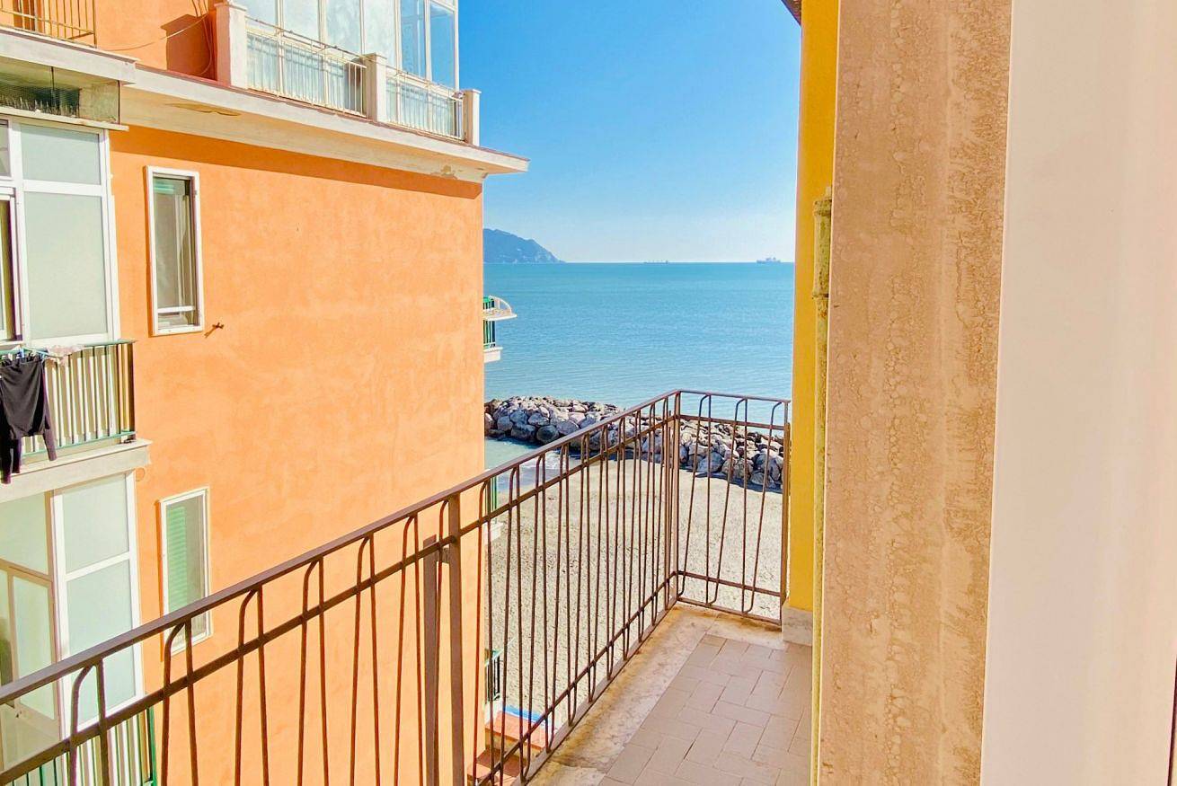 Appartamento intero, Guesthost - Cosy Flat with Sea View Balcony in Salerno, Costa tirrenica Campania