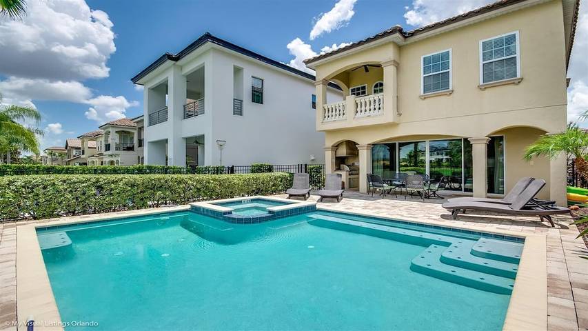 Villa for 10 people, with yard and sauna as well as pool and hot tub in Reunion Resort
