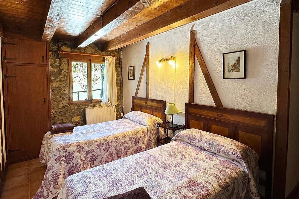 Beautiful house with pool in the Pyrenees. Wi-Fi in Coll de Nargó, Spanish Pyrenees