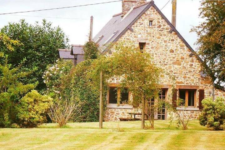 Gîte pour 6 personnes, avec terrasse et jardin à Landivy