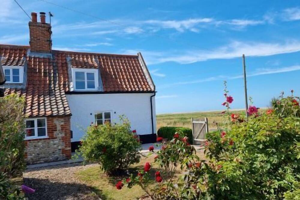 Detached 1-bed cottage overlooking the salt marshes in Salthouse, Norfolk Coast