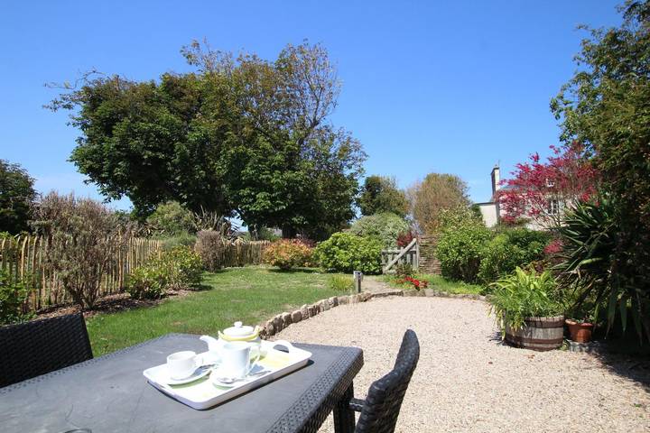 Gîte pour 4 personnes, avec terrasse et sauna ainsi que jardin et jacuzzi à Barfleur - 2
