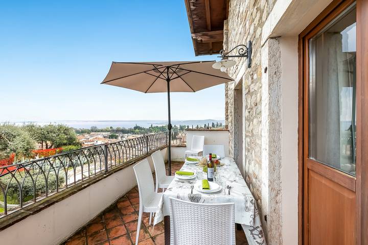 Ferienwohnung für 4 Personen, mit Pool und Seeblick sowie Balkon, kinderfreundlich in Padenghe sul Garda