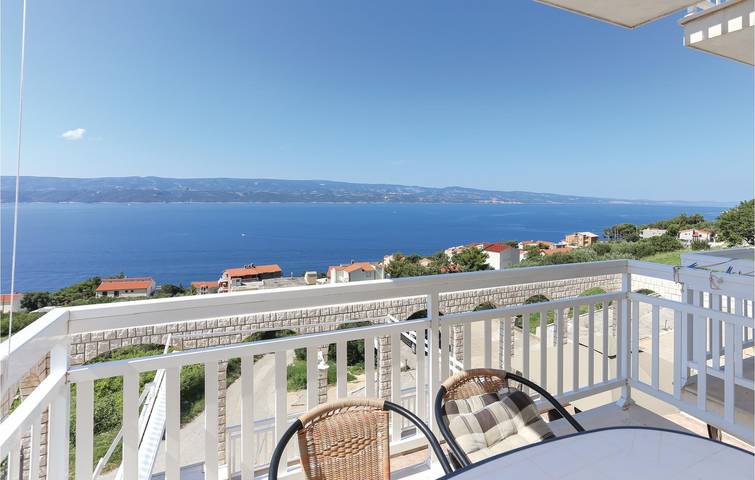 Ganze Ferienwohnung, Geräumig, 1 km vom Strand entfernt: Gemütliche Ferienwohnung mit WLAN, Klimaanlage und Terrasse in Stanici, Omis-Riviera