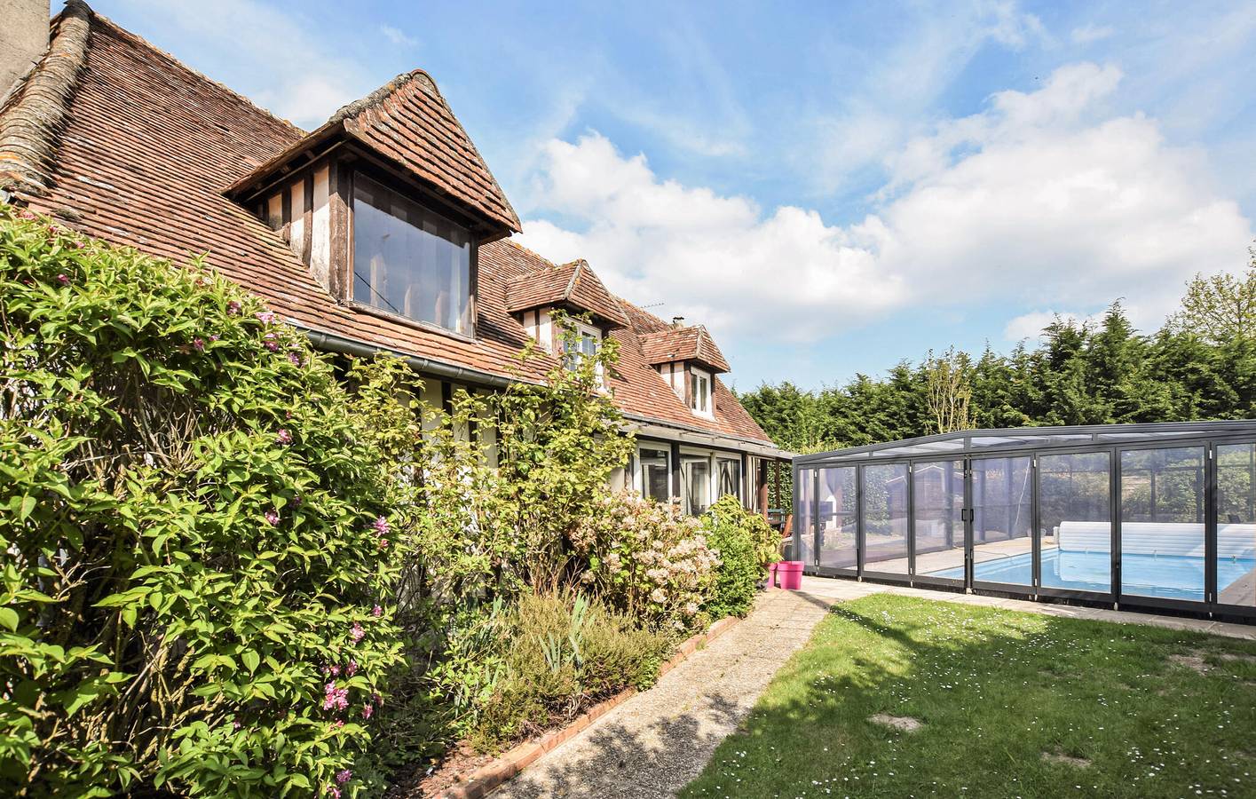 Charmantes Apartment mit Pool und Garten, 1,5 km von La Croupte entfernt in Livarot-Pays-d'Auge, Lisieux und Umgebung