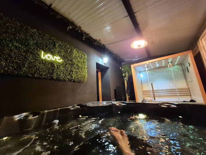 Appartement de vacances pour 2 personnes, avec Balcon et Jacuzzi ainsi que Terrasse et Jardin
