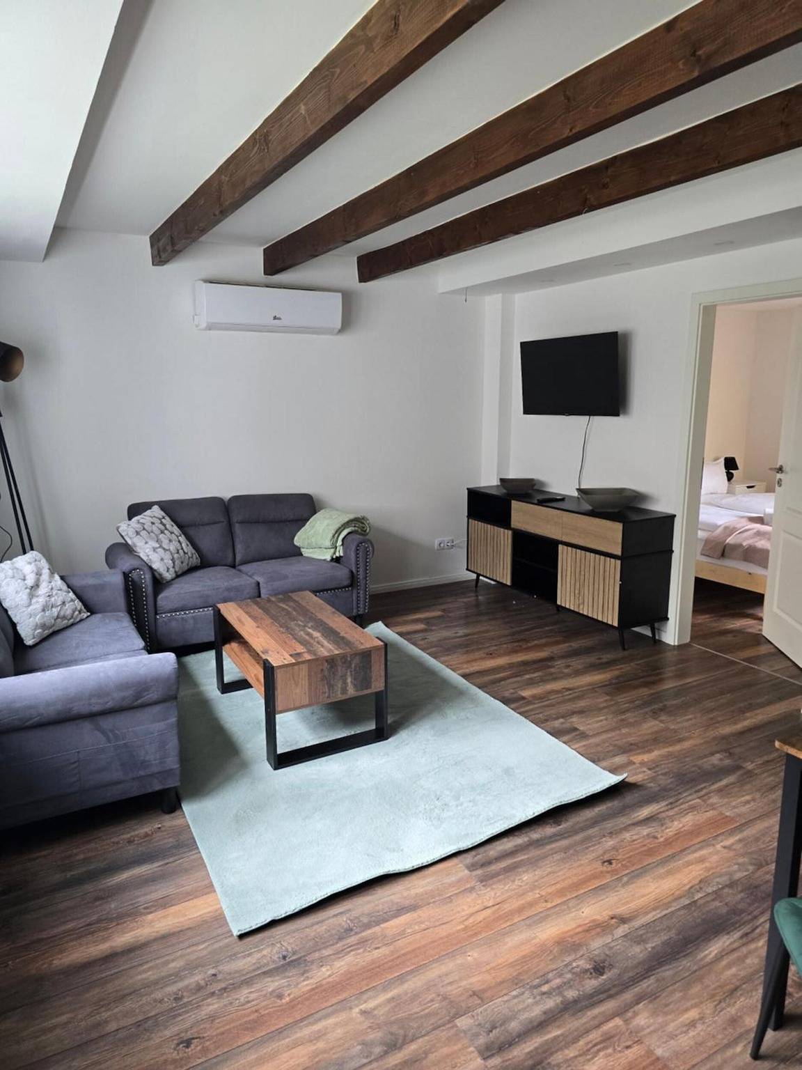 Ferienhaus Naturparadies an der Saale mit Grill im Innenhof , Boot, Wlan, Netflix, und Klimaanlage in Könnern, Region Salzlandkreis
