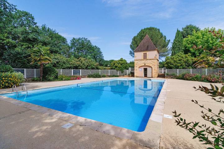 Charming Maisonnette near Sarlat-la-Canéda with Shared Pool, Private Terrace & Garden in Carsac-Aillac, Périgord Noir