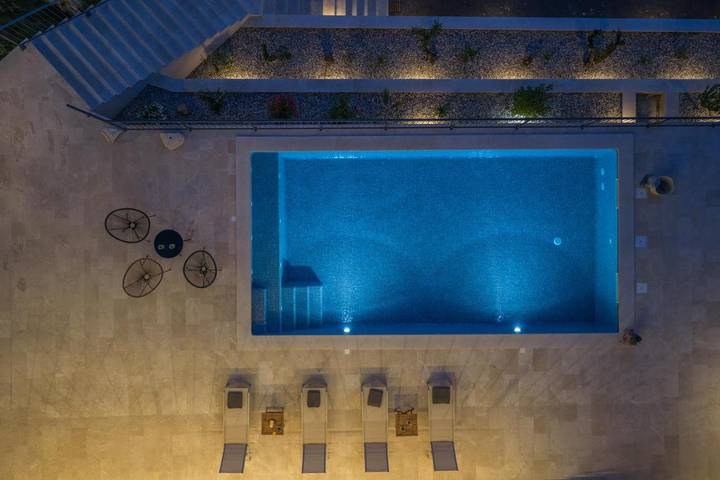 Villa pour 8 personnes, avec Balcon et Terrasse ainsi que Jardin et Piscine à Sinj - 4