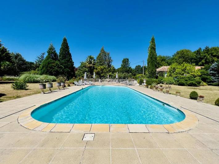 Location de vacances pour 2 personnes, avec vue ainsi que piscine et jardin à La Rochebeaucourt-et-Argentine - 3