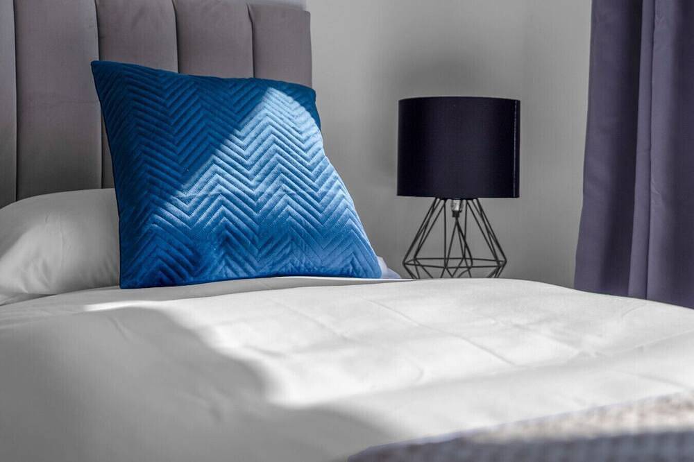 Free Parking| Sleeps 6 | 3 Bedrooms | Central in Livingston, West Lothian