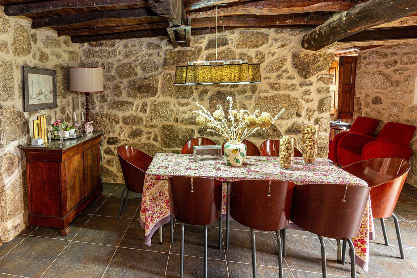 Gemütliches Gästehaus mit Küche in der Nähe von Ribeira da Teixeira in Beira Interior Norte, Vela