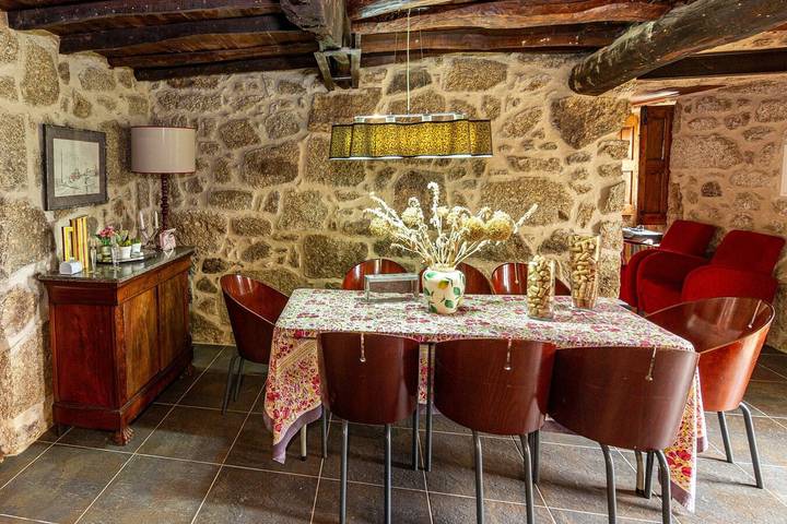Gemütliches Gästehaus mit Küche in der Nähe von Ribeira da Teixeira in Beira Interior Norte, Vela