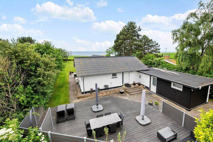 Ferieudlejning for 6 personer, med Terrasse i Enø