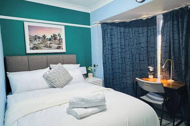 Spacious 4Br house close to Gatwick Airport. in Crawley, Sussex de l'Ouest