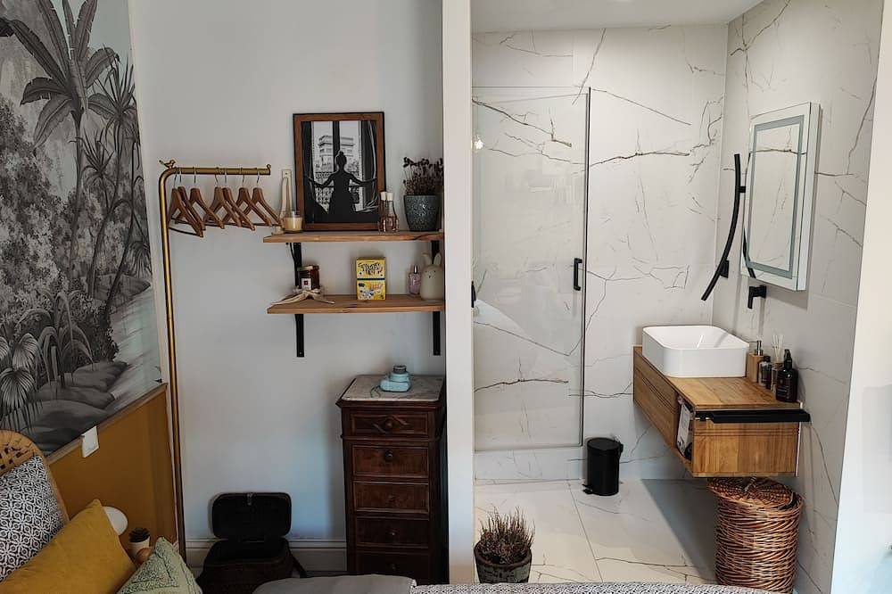 Ganze Wohnung, Superbe appartement avec jacuzzi avec jardin privé in Bron, Rhône