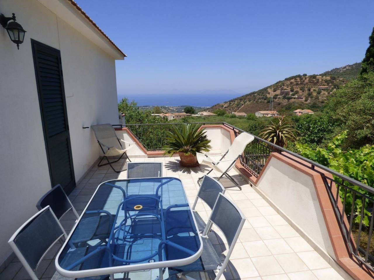 Landhaus mit Blick auf die Äolischen Inseln in Patti, Messina Provinz