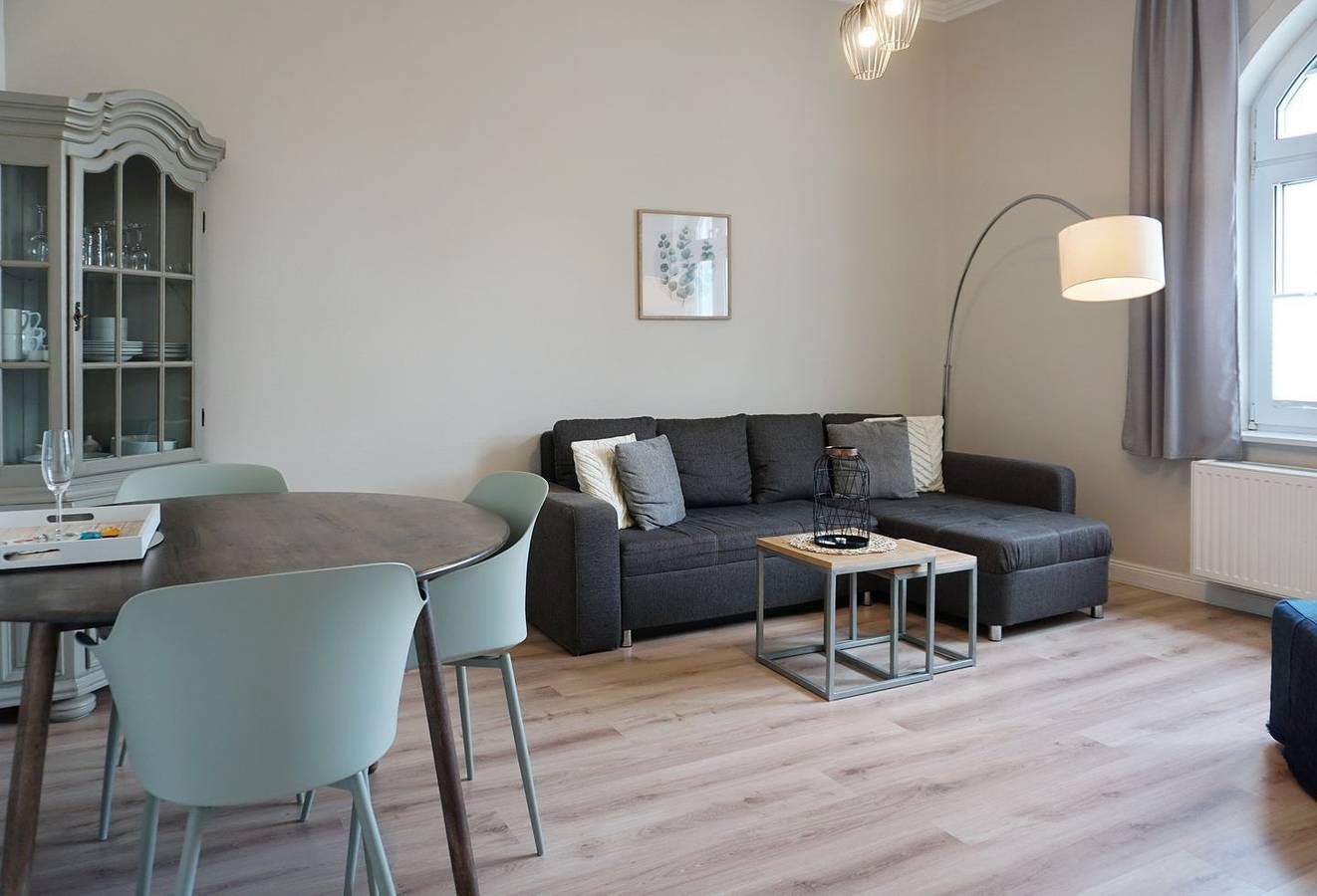 Ganze Wohnung, Genießen Sie  besonderen Charme dieser Wohnung durch die schönen Rundbogenfenster im alten Bäderstil in Westerland, Sylt (Gemeinde)