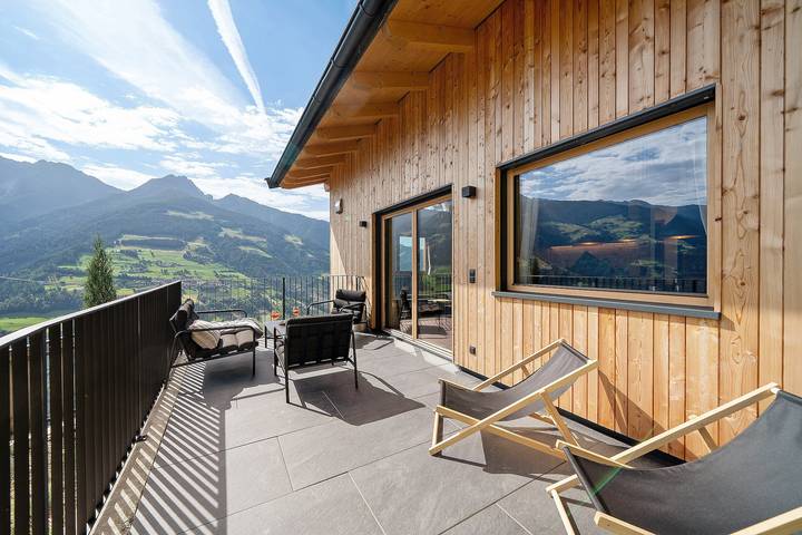 Chalet Bucher mit Whirlpool, Sauna und einen atemberaubenden Ausblick in Vernuer, Riffian