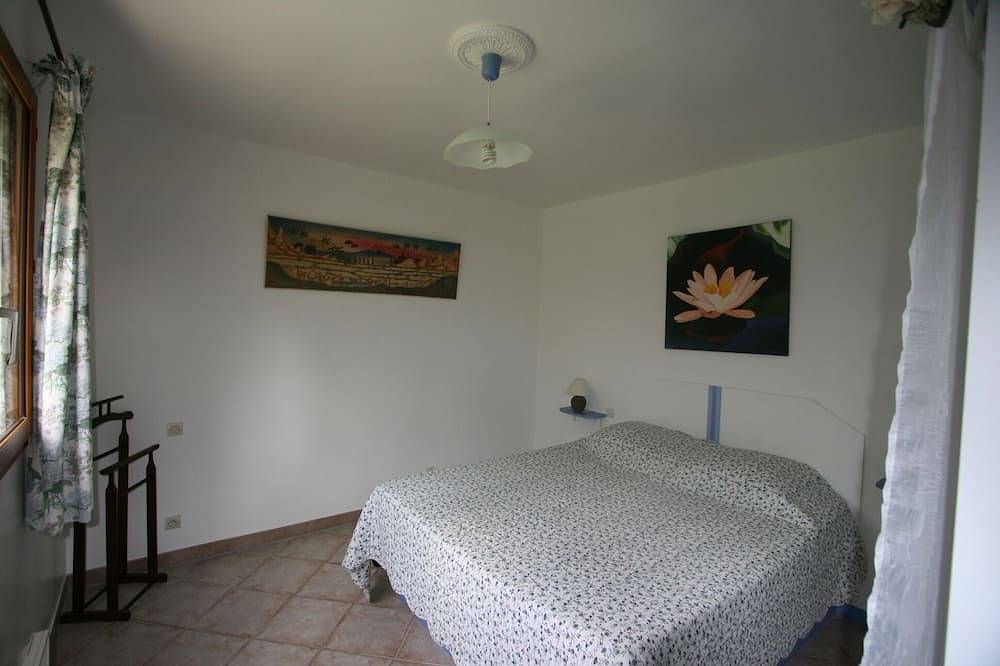 Luberon en 7Ha Casa de vacaciones confortable y climatizada. Piscina climatizada in Villelaure, Parque natural regional del Luberon