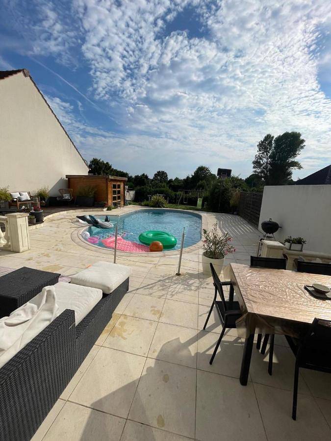 Location de vacances pour 8 personnes, avec jardin et piscine à Groslay