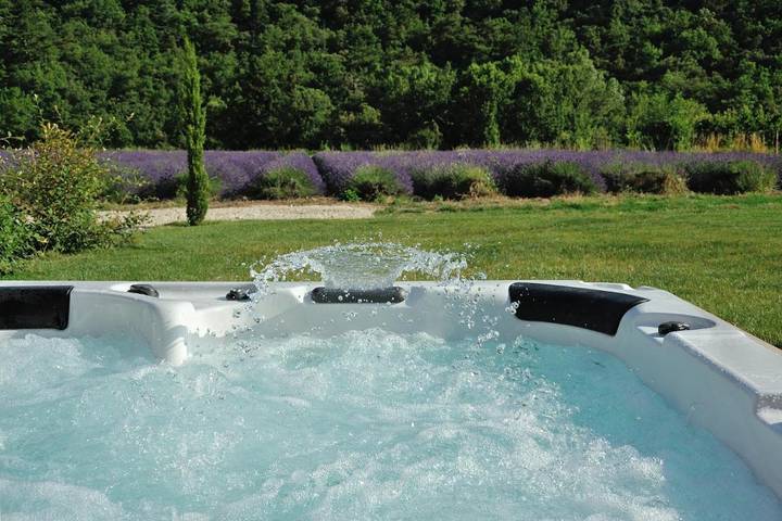 Maison de vacances pour 6 personnes, avec Jacuzzi et Terrasse ainsi que Jardin et Vue à Roche-Saint-Secret-Béconne