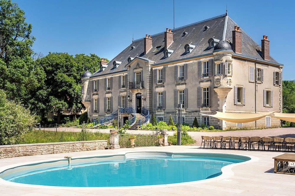 Château de Veullerot, avec ses étangs au coeur de la Bourgogne in Liernais, Région de Beaune